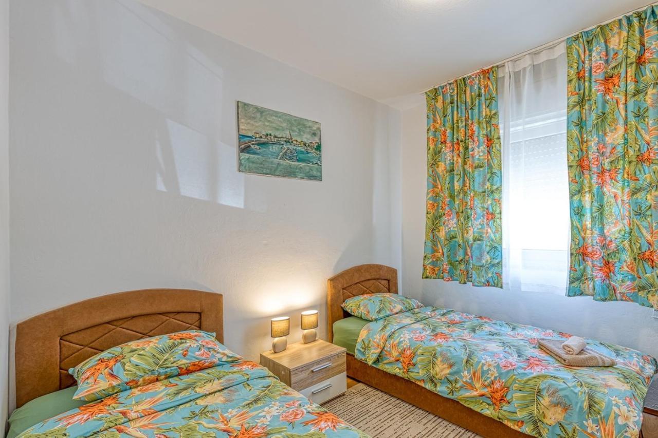 Apartment Gaby With Balcony Porec Exterior photo